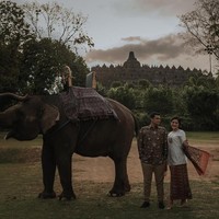 Menurut sang fotografer, Rio, dengan konsep dan tema Nusantara itu, foto prewedding Kahiyang dilaksanakan di Candi Borobudur, Magelang, Jawa Tengah. Borobudur itu mereka pakai busana adat Jawa. Ada gajahnya, jadi kayak lagi di hutan gitu dengan backgroundnya Borobudur, ungkap Rio. Foto: Instagram