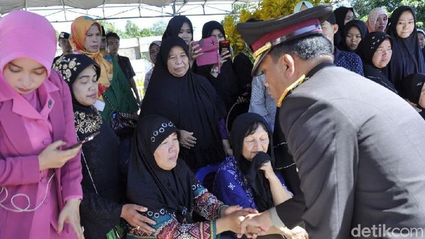 Kapolda Bengkulu Beri Penghormatan Terakhir untuk Brigadir Berry