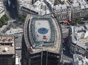 Main Sepatu Roda di Rooftop Tertinggi Paris, Berani?