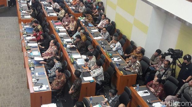 Malam-malam, Sri Mulyani Cs Bereskan RAPBN 2018 dengan DPR.
