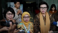 Wakil Ketua KPK Basaria Panjaitan (ketiga kanan) bersama Deputi Bidang Pengawasan Produk Terapetik dan NAPZA BPOM Nurma Hidayati (kedua kiri) dan Dirjen Kefarmasian dan Alat Kesehatan Kementerian Kesehatan Maura Linda Sitanggang (kiri) menyampaikan keterangan pers di Gedung KPK, Jakarta, Selasa (24/10/2017).