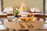 Asyik! Di Hotel Ini Bisa Sarapan Sambil Bermain dengan Jerapah