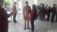 Pekan pertama ngantor jadi wagub, Sandiaga memakai sepatu kets. Hari ini, Sandiaga tampil beda.