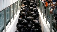 Rekonstruksi tersebut dikawal ketat petugas kepolisian bersenjata lengkap. Lai Seng Sin/REUTERS.