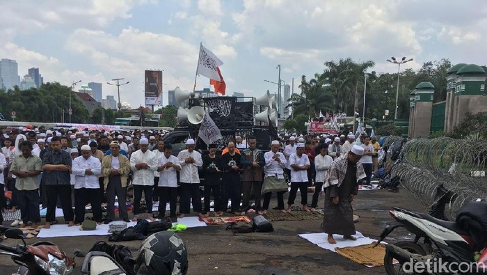Massa dan Polisi Salat Zuhur di Sela Demo Tolak Perppu Ormas