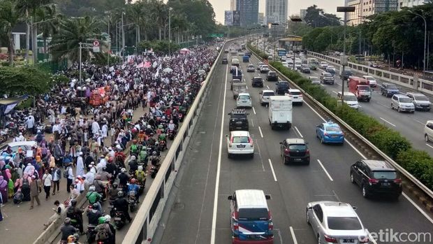 Massa masih berkumpul di depan gedung DPR untuk menolak Perppu Ormas
