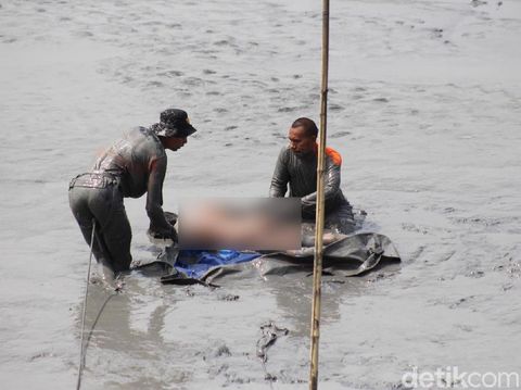Mayat ditemukan di tengah Kali Porong/
