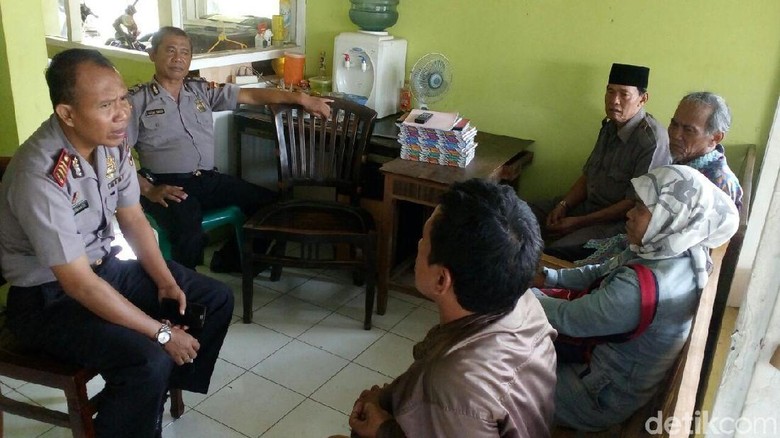 Terciduk, Pasangan Selingkuh Ini Berbuat Mesum di Toilet Masjid Terciduk, Pasangan Selingkuh Ini Berbuat Mesum di Toilet Masjid