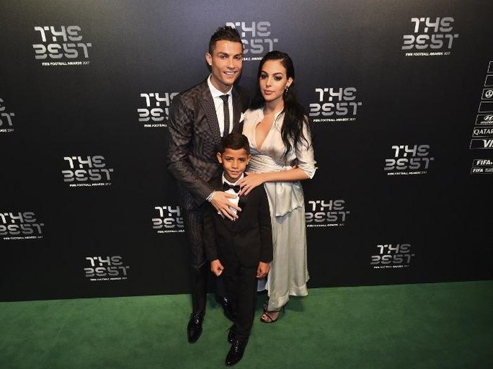 Gemas! Cristiano Ronaldo Ajak Anak Kembarnya Berenang