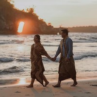 Nusa Penida, Bali, dengan latar belakang pantai juga jadi destinasi Kahiyang dan Bobby melakukan pemotretan foto prewedding. Kali ini pasangan yang akan melangsung pernikahan pada 8 November 2017 nanti itu mengenakan pakaian batik tradisional Solo. Foto: Instagram