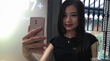Layarnya berukuran 5,5 inch dengan resolusi full HD (1.920 x 1.080 pixel) dan sudah mengusung teknologi Super Amoled. Foto: detikINET/Yudhianto