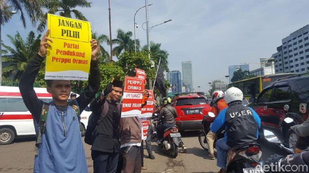 Massa Demo Perppu Ormas Mulai Berdatangan ke Depan Gedung DPR