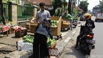 Pedagang Buah Kuasai Trotoar di Jalan Raya Bogor