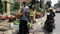 Di atas trotoar tersebut para pedagang menggelar berbagai macam buah, mulai dari mangga hingga semangka.