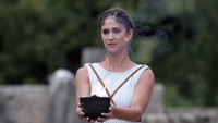 Pemantik api yang digunakan adalah sebuah cermin parabola yang bekerja dengan memantulkan cahaya matahari.  (Milos Bicanski/Getty Images)