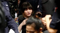 Di Bandara Internasional Kuala Lumpur hari ini, kedua wanita itu pertama-tama dibawa ke area check-in di mana mereka dituduh mengoleskan zat kimia VX ke wajah Jong-Nam. Pria itu meninggal sekitar 20 menit setelah serangan tersebut. Lai Seng Sin/REUTERS.