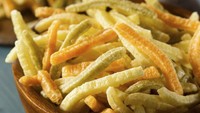 Kini banyak dijual stik aneka sayuran yang renyah enak. Meskipun pakai nama ‘sayuran’, camilan ini miskin serat dna protein karena berupa makanan olahan. Lebih baik ngemil buncis atau wortel rebus dicocol hummus.Foto: Istimewa