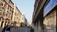 Tak jauh dari Guanren, kamu bisa melipir ke Zhongshan Road. Jalanan sepanjang 2 km ini dikenal sebagai destinasi wisata belanja (Elvan/detikTravel)