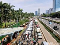 Massa Long March, Bentangkan Bendera Ar Rayah di Depan Gedung DPR