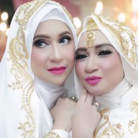 Pemain film Bukan Cinta Biasa itu tampil cantik dalam riasan penuh dengan lipstik merah muda. Setelan baju dan kerudung putih Silvana Herman membuat penampilannya terlihat segar.  Foto: Dok. Instagram @silvanahermanreal_ano