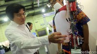 Ini dia hasil dari Siswa SMA Kolese Loyola Semarang yang memperagakan cara kerja lengan protese berbasis rem, spuit, dan arduino (Lentera) untuk penyandang tuna daksa yang dapat digerakkan menggunakan kaki saat pameran Indonesia Science Expo 2017. 