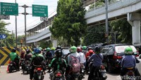 Penutupan jalan tersebut karena adanya proyek Double Double Track kereta api Jatinegara-Manggarai.