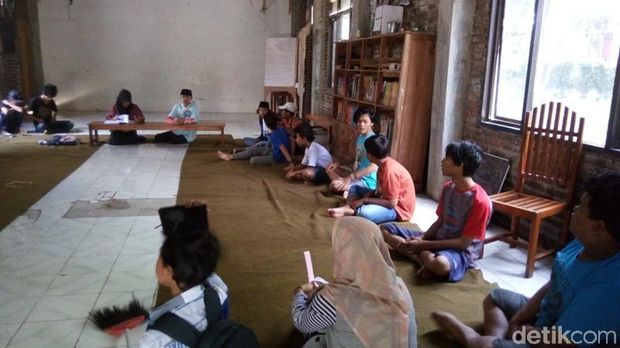 Berkunjung ke Sekolah Qaryah Thayyibah yang Memerdekakan Siswanya