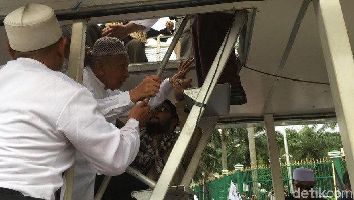 Amien Rais Ikut Aksi Tolak Perppu Ormas di Depan DPR