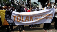 Mereka hadir membawa sejumlah atribut seperti spanduk.