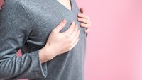 Salah satu penyebab gatal payudara yang tidak boleh disepelekan adalah infeksi jamur. Disebabkan jamur jenis Candida, infeksi ini biasanya mengumpat di sekitar bawah payudara yang sering menjadi tempat bertumpuknya keringat. Foto: Ilustrasi/thinkstock