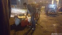 Massa tolak Perppu Ormas membersihkan sampah usai aksi.