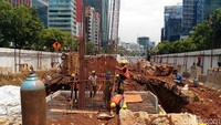 Sedangkan, pada bagian dua dari halte TransJakarta Kuningan Madya hingga Karet Kuningan terlihat beberapa rangka tiang LRT sudah berdiri. Rangka tiang tersebut terlihat sudah dilapisi beton.