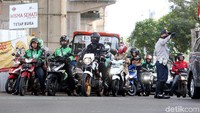 Petugas Dinas Perhubungan mengatur lalu lintas dari arah Jalan Panglima Polim. Saat ini jalan tersebut masih tetap berlaku dua arah.