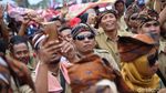 Minta Jadi PNS, Perangkat Desa Bakar Baju Seragam