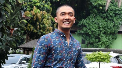 Senyum Uus saat Jadi Saksi Kasus Nikita Mirzani