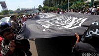 Bendera hitam itu biasa disebut sebagai panji hitam Ar-Rayah. Bendera itu bertuliskan kalimat dalam bahasa Arab, berbunyi La Ilaaha Illallah Muhammadarrasulullah.
