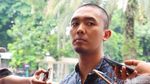 Senyum Uus saat Jadi Saksi Kasus Nikita Mirzani