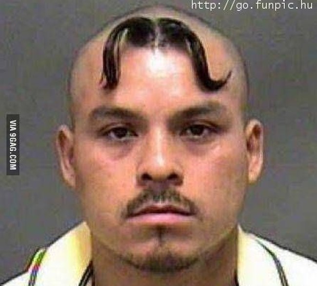 Siapa yang mau meniru gaya rambut mirip kumis ini? Foto: ist