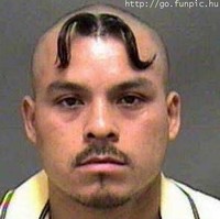 Siapa yang mau meniru gaya rambut mirip kumis ini? Foto: ist