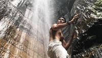 Pria tampan ini jarang memberi tag lokasi diunggahan fotonya. Hanya caption saja, seperti yang satu ini dia menulis Call me spidey (bramastavrl/Instagram)