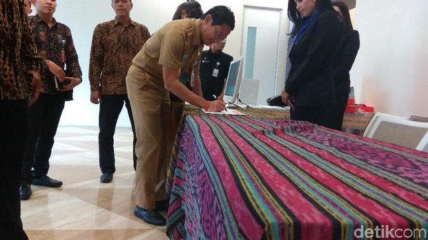 Sandiaga pakai pantofel / 