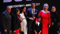 Saat penganugerahan itu, Ronaldo ditemani sang kekasih, Gorgina Rodriguez dan sang putra, Cristiano Jr. Foto: Michael Steele/Getty Images
