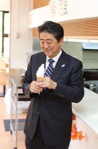 PM Shinzo Abe Tertangkap Lagi Makan Es Krim, Ini Reaksi <i>Netizen</i> Jepang!