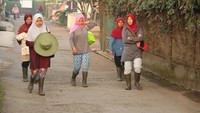 Biasanya mereka berangkat secara bersama-sama dengan berjalan kaki, meskipun kebun-kebun tempat mereka bekerja cukup jauh dari tempat tinggal. Foto: Yuliani Liputo/Laskar Kampungku