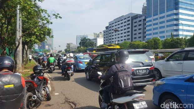 Massa Demo Perppu Ormas Mulai Berdatangan ke Depan Gedung DPR