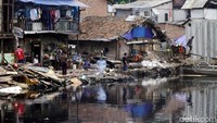 Sejumlah bangunan yang berada di pinggir sungai dihancurkan.