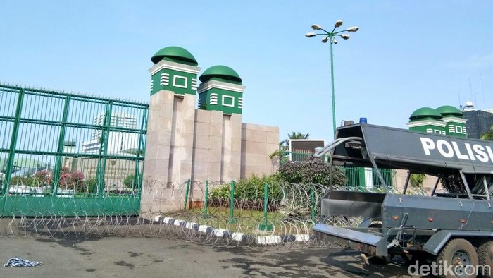 Jelang Demo Perppu Ormas, Kawat Berduri Dipasang di Gerbang DPR