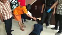 Peragakan 13 Adegan, Tukang Cilok Bacok Kepala Janda Karawang