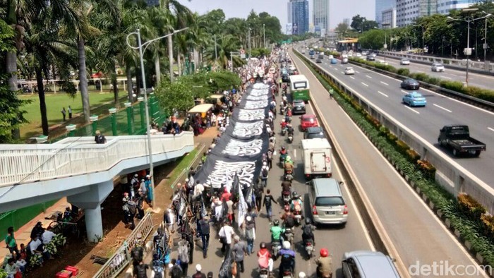 Massa Tolak Perppu Ormas Diminta Bubar Sebelum Pukul 18.00