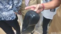 Sepatu pantofel yang dipakai Sandiaga / 